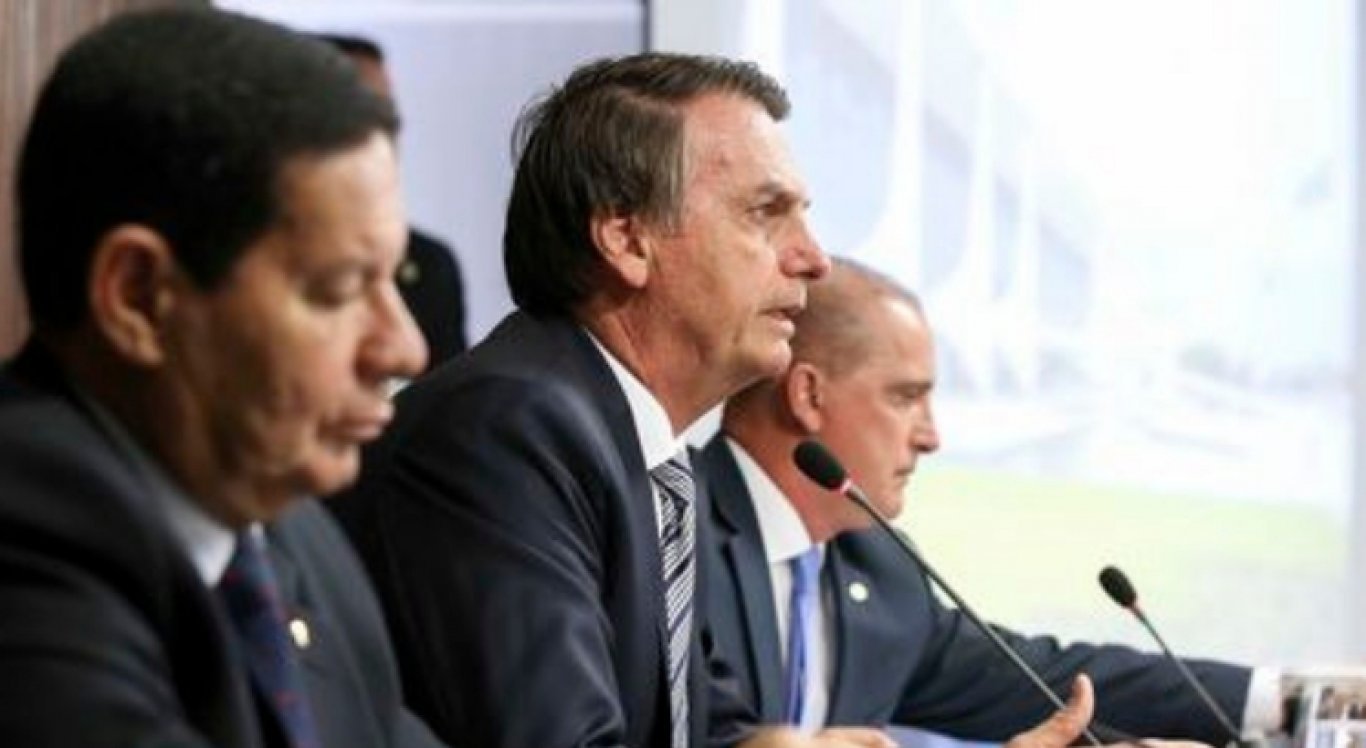 Bolsonaro propõe idade mínima de 62 anos para homem e 57 para mulher