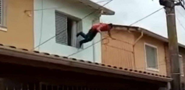 Homem Invade Casa Estupra Mulher E Pula De Telhado Para Tentar Fugir