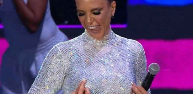 VÍDEO Ivete Sangalo brinca safadezas durante show e viraliza