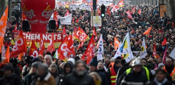 Novos protestos em massa na França desafiam reforma previdenciária de