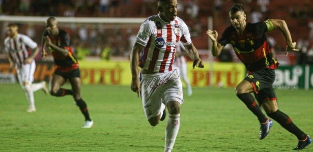 V Deo Atacante Do N Utico Comemora Gol Provocando Zagueiros Do Sport