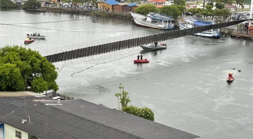 VÍDEO Ponte pênsil desaba após festa de Carnaval e deixa 5