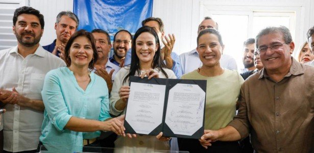 Raquel Lyra assina ordem de serviço para requalificação do Aeroporto de