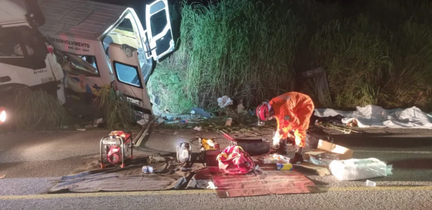 ACIDENTE NO TOCANTINS 12 pessoas morrem após colisão entre van que