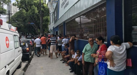 Pacientes formam fila do lado de fora da Fundação Altino Ventura