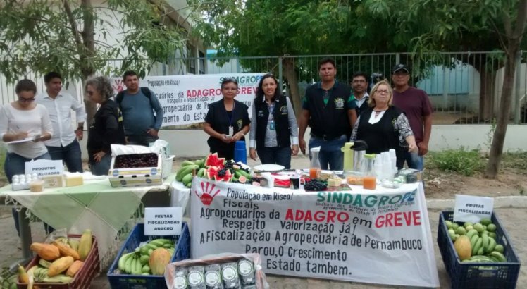 Na Adagro de Petrolina, servidores fazem café da manhã de protesto e montam mesa com produtos fiscalizados pela Agência