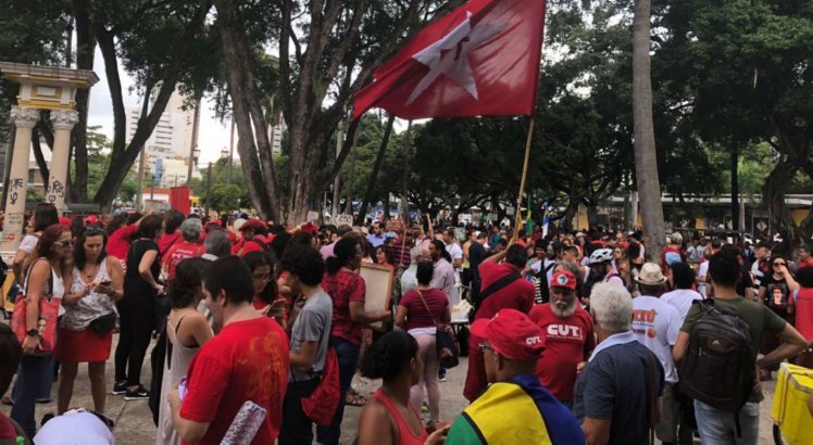 Manifestantes em protesto na Praça do Derby, na área central do Recife