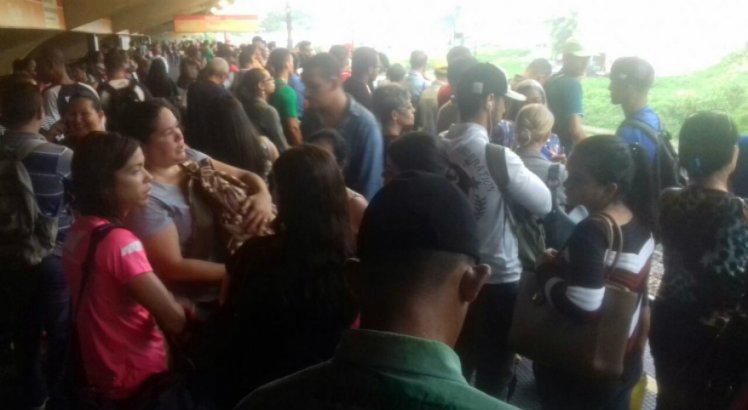 Estação Coqueiral lotada após problema que atrapalha chegada dos trens