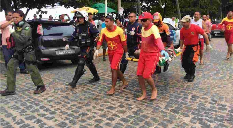 A vítima foi levada para o HR no centro do Recife.