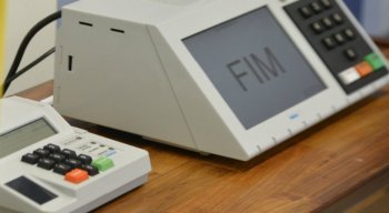 O voto é obrigatório para os brasileiros a partir dos 18 anos e facultativo aos jovens de 16 e 17 anos, aos maiores de 70 anos e aos analfabetos.