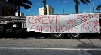 Durante a greve dos caminhoneiros, que já está no sétimo dia, os postos de gasolina ficaram sem abastecimento, o que causou uma dificuldade na locomoção de transportes em todo o país