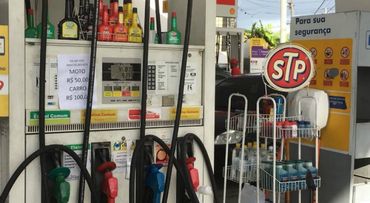 Em um posto de combustíveis na Abdias de Carvalho, motoristas só podiam abastecer R$ 50 (motos) e R$ 100 (carros)