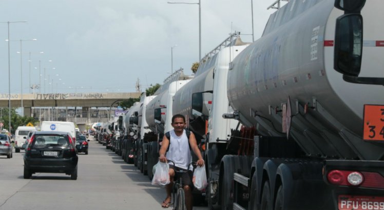 Todos os dias estão sendo liberados 120 caminhões tanque do Porto de Suape
