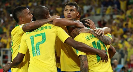 Seleção brasileira comemora segundo gol de Thiago Silva