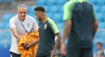 Tite e Neymar durante treino da seleção
