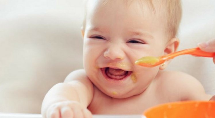 Saiba como intrudir a alimentação do bebê