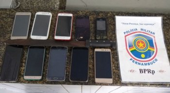 Além dos celulares, um facão foi apreendido com o grupo