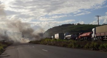 A BR-232 é uma das vias que apresenta bloqueio nesta sexta-feira