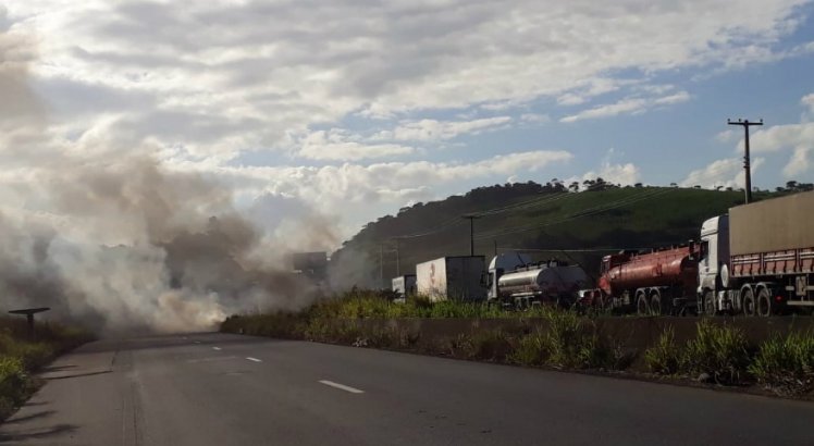 A BR-232 é uma das vias que apresenta bloqueio nesta sexta-feira