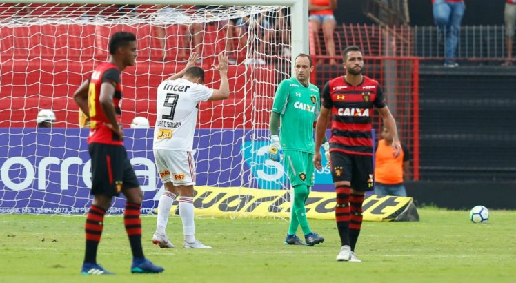Diego Souza reverencia o goleiro Magrão após gol