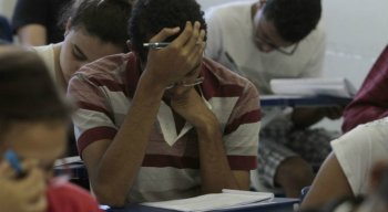 Alunos do Ensino Médio não aprendem básico de português e matemática
