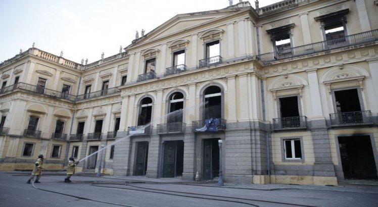 Bombeiros apagam pontos de fogo no Museu Nacional após incêndio