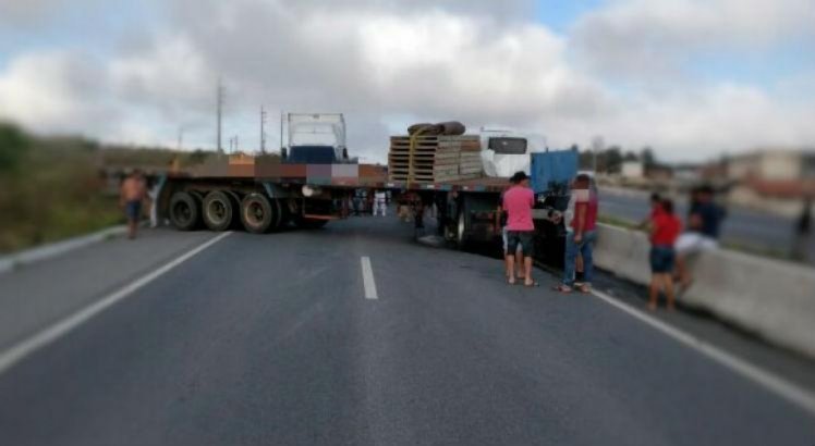O acidente ocorreu no quilômetro 136 da BR-232, em Caruaru