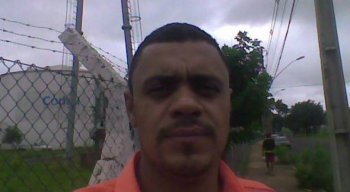 Adelio Bispo de Oliveira tem 40 anos e completou curso superior. Ele é natural de Montes Claros, no Norte de Minas Gerais
