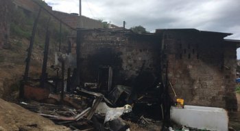Incêndio que atingiu barraco em Águas Compridas, Olinda, deixou uma criança morta