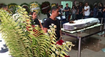 Corpo da jornalista e apresentadora está sendo velado no Cemitério Morada da Paz