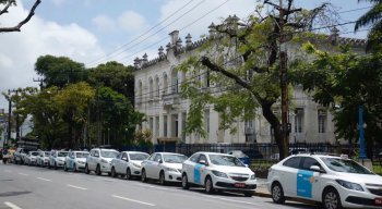 Taxistas fazem protesto em frente a câmara de vereadores do Recife
