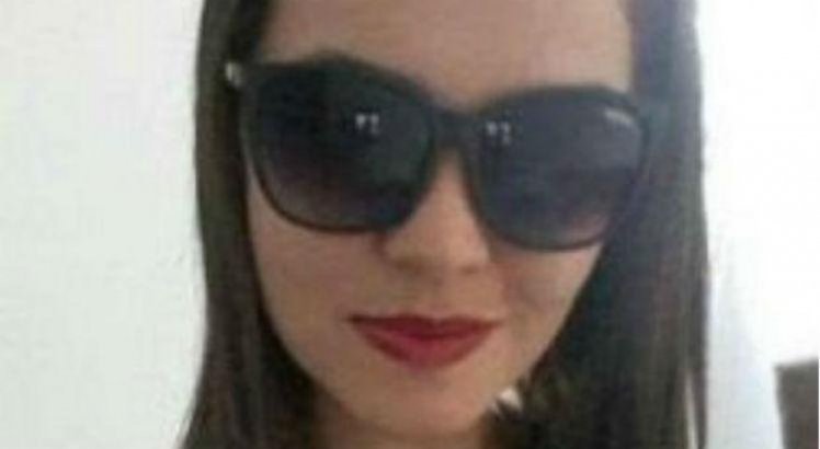 Aline Ribeiro de Araújo, de 31 anos, foi encontrada morta dentro de casa com duas perfurações de bala
