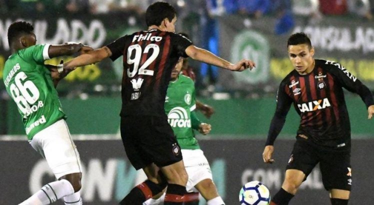 Chapecoense venceu o Atlético-PR por 2 x 1 na Arena Condá