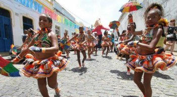 Passistas de frevo pelas ladeiras de Olinda
