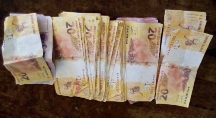 O suspeito foi autuado em flagrante com R$ 1990 em notas falsas