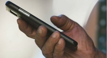 De acordo com a legislação, todo aparelho celular em uso no país deve ser certificado ou ter sua certificação aceita pela Anatel