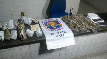 Além da maconha, a polícia também apreendeu 61 pedras de crack