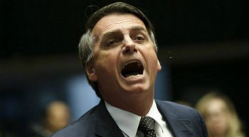 "Nós estamos com uma mão na faixa, é verdade. Pode até não chegar lá, mas estamos com uma mão na faixa", disse Bolsonaro em visita à PF
