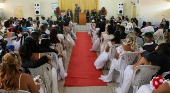 O casamento coletivo aconteceu na manhã desta quinta-feira (25)