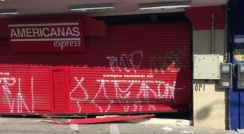 Um caminhão foi usado para tentar abrir a porta da loja e roubar os equipamentos eletrônicos
