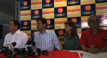 Haddad com sua esposa e o governador Paulo Câmara (PSB), e o senador Humberto Costa (PT)