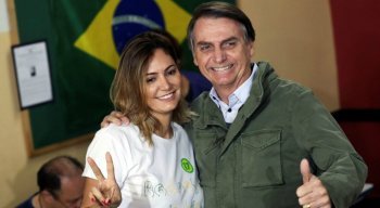 Bolsonaro voltou acompanhado da esposa