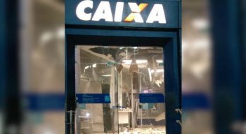 Agência teve sua parte interna parcialmente destruída