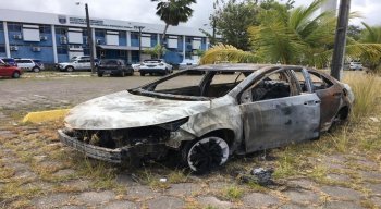 Veículo, modelo Toyota Corolla, foi encontrado carbonizado, neste sábado, em um terreno nas imediações da Avenida Recife