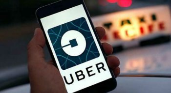 Segundo informações da Polícia Militar (PM), após o carro do Uber - um Prisma de cor branca - furar o bloqueio, um perseguição foi iniciada