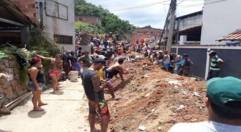 Moradores acompanham os trabalhos das equipes de resgate