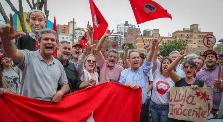 Apoiadores acompanham do lado de fora do prédio da Justiça Federal o depoimento de Lula
