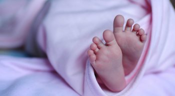 Moradores da localidade encontram o bebê em um saco plástico.