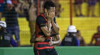 Hernane Brocador saiu emocionado de campo devido ao rebaixamento do Sport