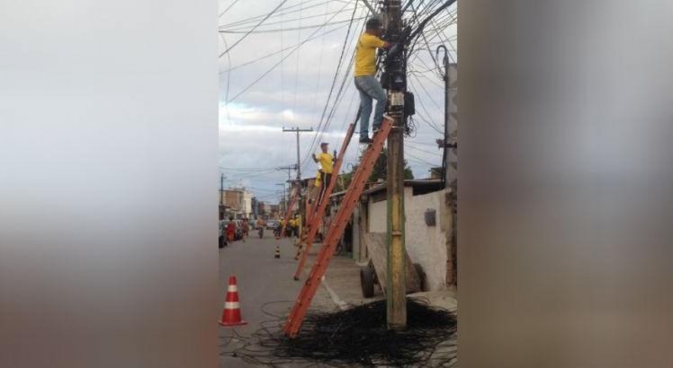 Segundo a Celpe, as fiações irregulares causam poluição visual, prejudicam o fornecimento de energia e colocam em risco a vida de pessoas